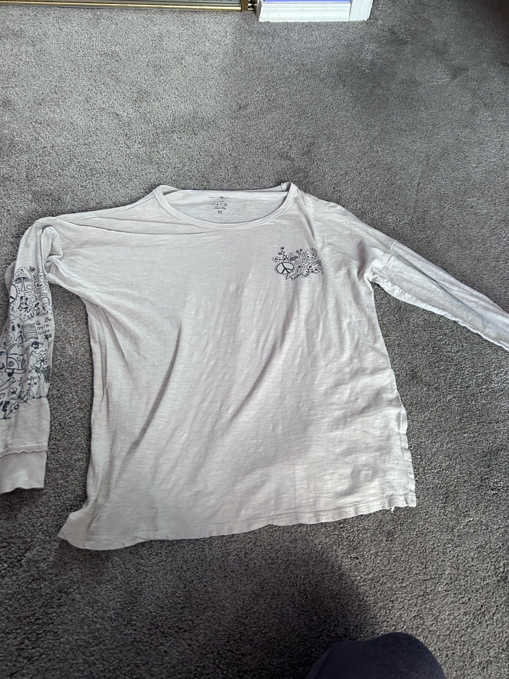 NATURAL LIFE Light Gray Long-Sleeve Graphic Tee
